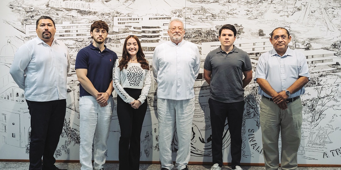 El Rector José Alberto Abud Flores (c), en su último acto público con estudiantes de la Facultad de Derecho, el viernes pasado.