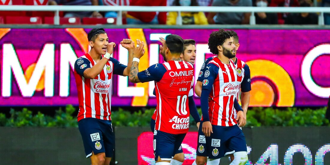Jugadores de las Chivas celebran un gol en la Liga MX