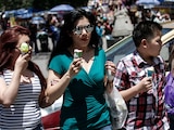 Turistas disfrutan de un helado para combatir el fuerte calor que se siente en la ciudad de México.