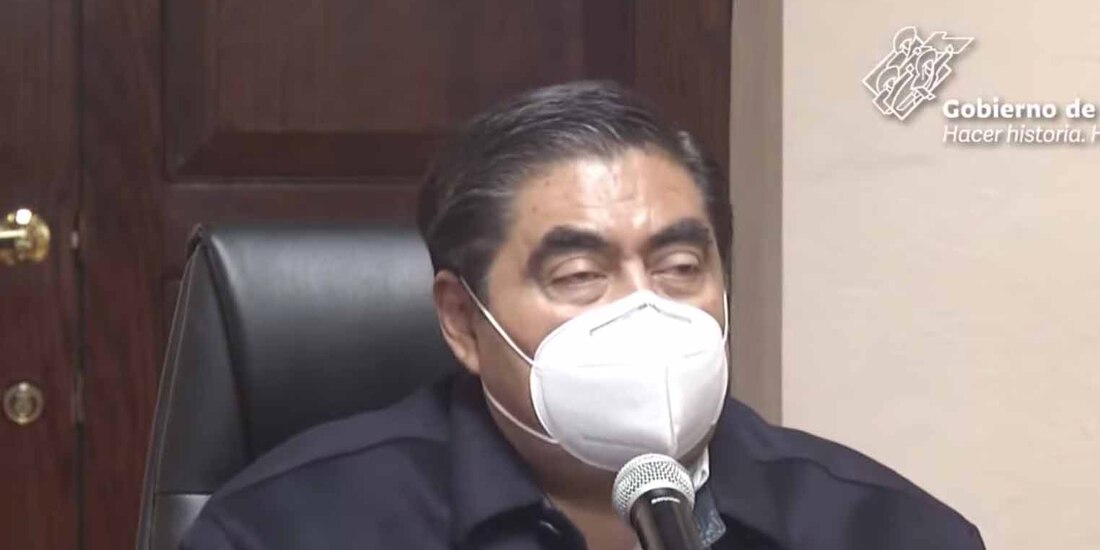 El gobernador Miguel Barbosa en conferencia de prensa.