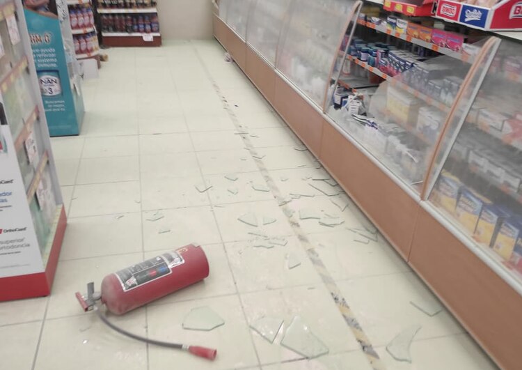 Así quedaron algunos exhibidores y anaqueles del lugar.