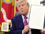 Donald Trump muestra una orden ejecutiva firmada, ayer.
