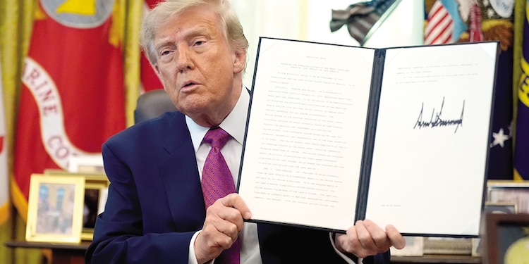 Donald Trump muestra una orden ejecutiva firmada el 27 de agosto de 2026.