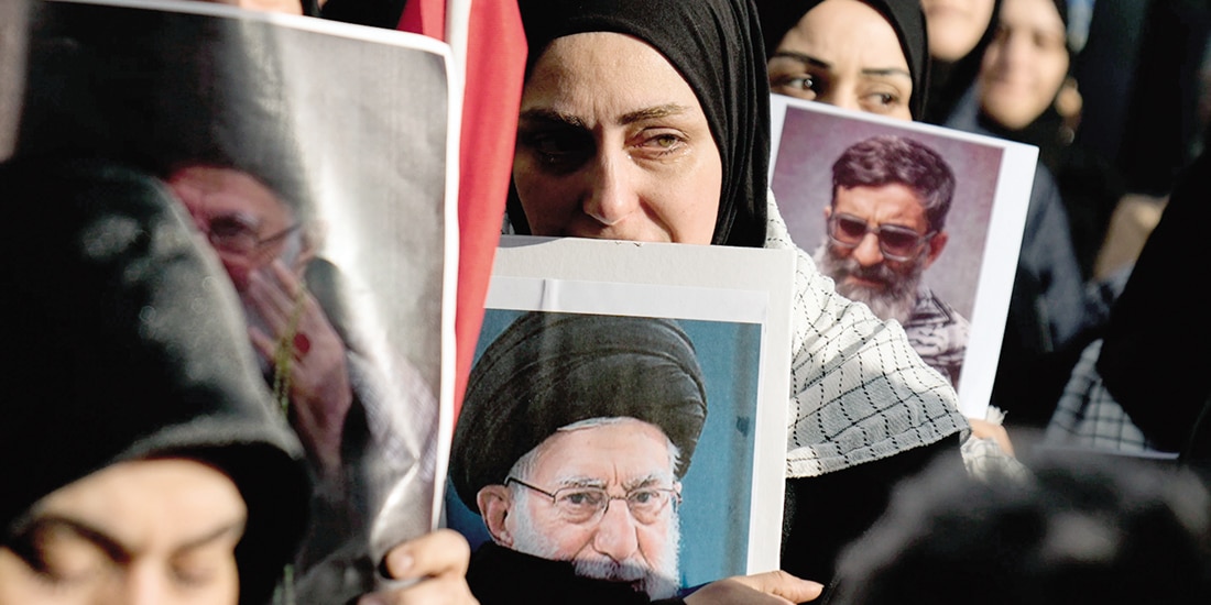 Manifestantes lamentan la muerte del líder supremo iraní, ayer.