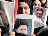 Manifestantes lamentan la muerte del líder supremo iraní, ayer.