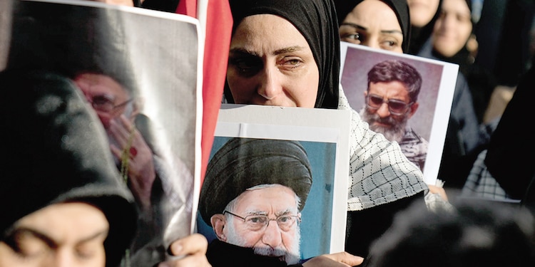 Manifestantes lamentan la muerte del líder supremo iraní, ayer.