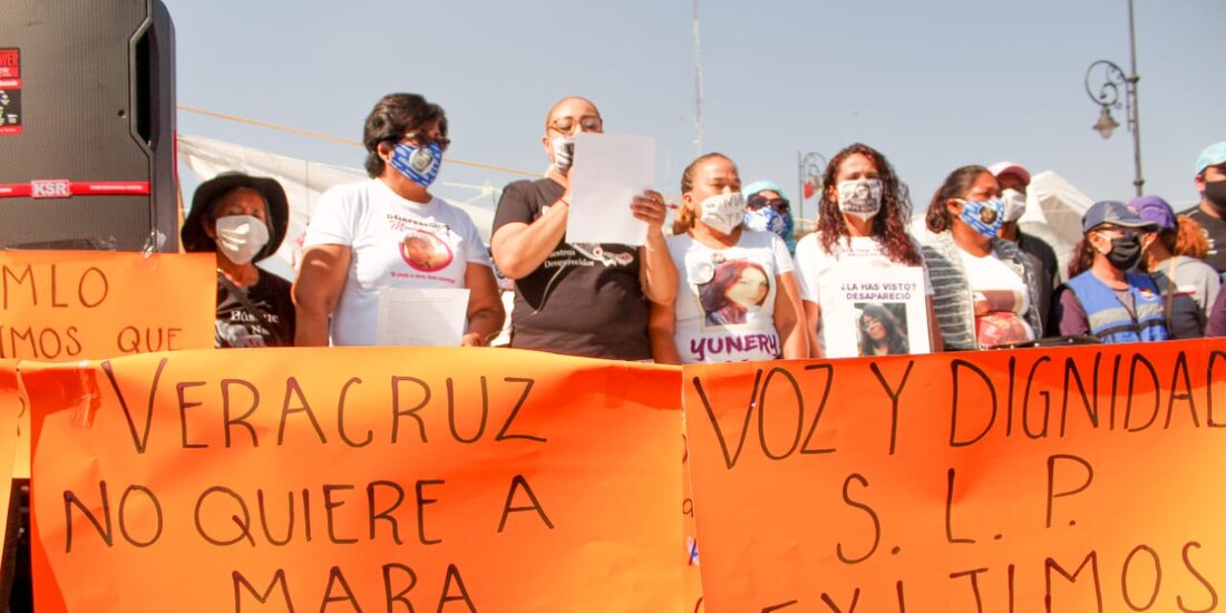 Familiares de desaparecidos mantienen campamento en el Zócalo.