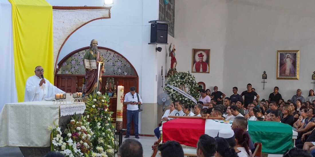 Familiares y amigos de América Yamileth Sánchez, cadete de La Marina fallecida a bordo del Buque Escuela Cuauhtémoc de la Secretaría de Marina (SEMAR), se reunieron para despedirla en una misa de cuerpo presente y posteriormente en su entierro en Bosques del Recuerdo, en la ciudad de Xalapa, Veracruz de donde ella era originaria