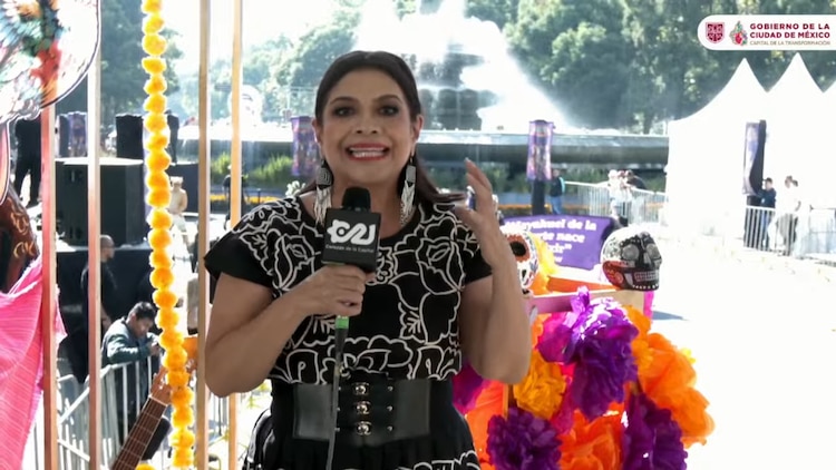 Clara Brugada, jefa de Gobierno, durante la trasmisión oficial del Gran Desfile de Día de Muertos.