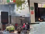 Normalistas lanzaron petardos a las instalaciones del Senado.