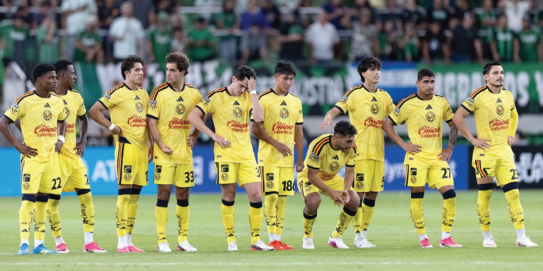 FUTBOLISTAS del América se lamentan después de caer en la tanda desde los 11 pasos, ayer, en Estados Unidos.