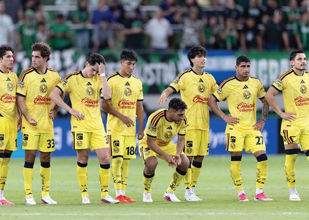 FUTBOLISTAS del América se lamentan después de caer en la tanda desde los 11 pasos, ayer, en Estados Unidos.