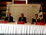 El presidente del IMEF, Alejandro Hernández Bringas, (centro), encabeza la conferencia de prensa mensual del organismo,.