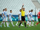 El árbitro anula el 2-2 de Argentina, ayer, en Saint-Étienne.