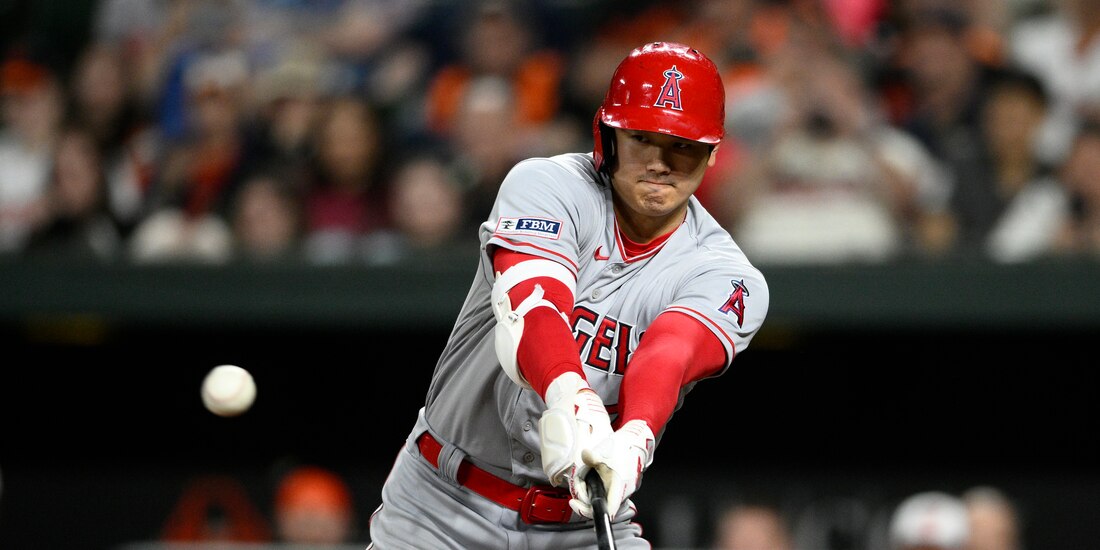 Shohei Ohtani de Los Ángeles batea un sencillo en la novena entrada del juego ante los Orioles de Baltimore el lunes 15 de mayo del 2023.