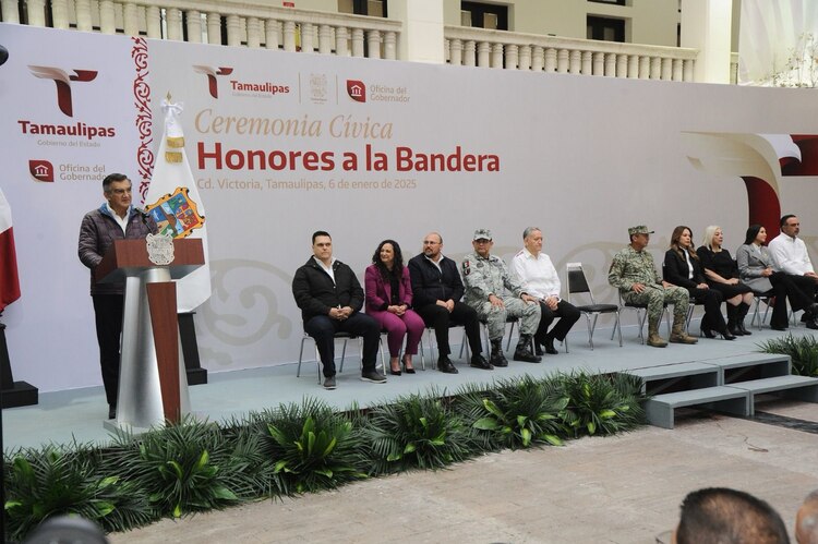 Gobernador Américo Villarreal durante la primera ceremonia cívica del año en Ciudad Victoria, impulsando la agenda humanista para 2025.