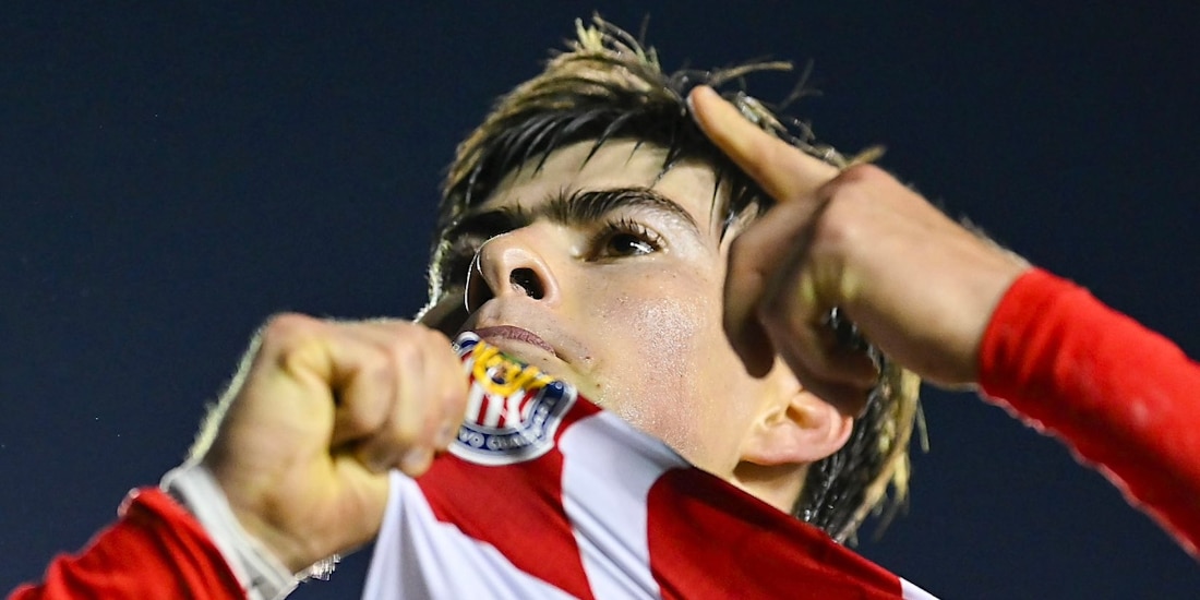 Armando la 'Hormiga' González puso en ventaja a las Chivas en el clásico nacional contra el América.