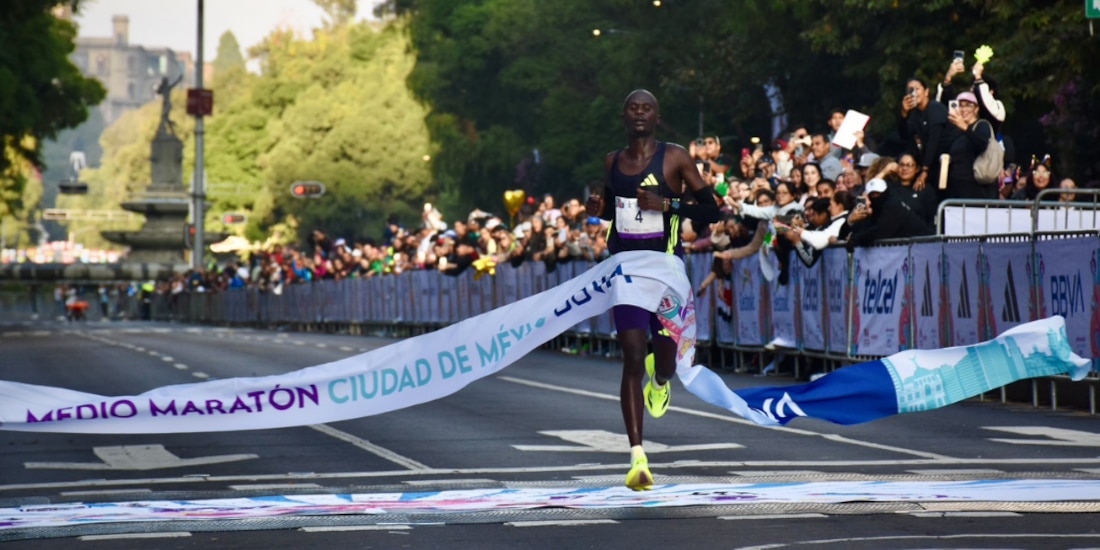 Simon Mavwa cruzando la meta del Medio Maratón CDMX 2026.