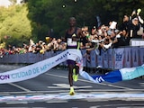 Simon Mavwa cruzando la meta del Medio Maratón CDMX 2026.