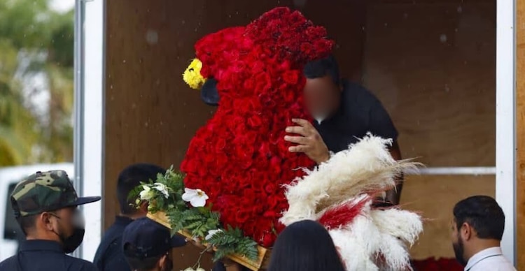 Arreglo floral en forma de gallo arribando a la sucursal San Andrés de Funerales La Paz