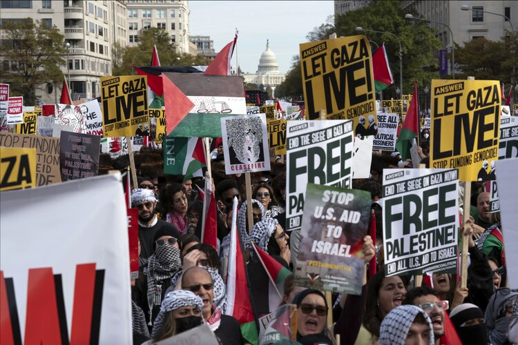 Con el capitolio de fondo, miles de manifestantes pro-Palestina protestan para exigir un alto a la guerra en Gaza, en Washington, el pasado 4 de noviembre.
