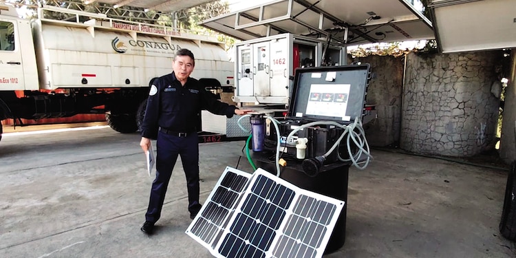EL GERENTE de PIAE, Leonardo González,
muestra un equipo, ayer.