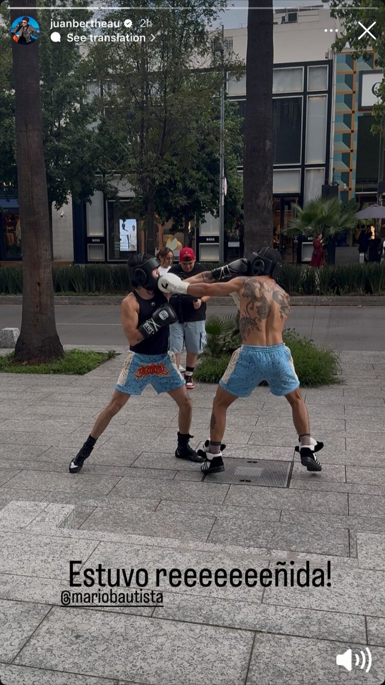 Mario Bautista y Juan Bertheau agarrándose a golpes en la calle.