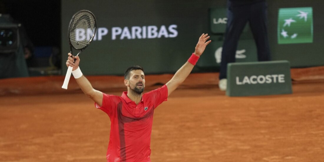 El serbio levanta los brazos por la victoria, ayer, tras avanzar a las semifinales francesas.