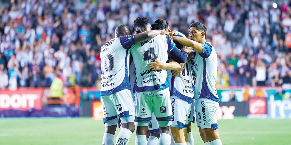 Futbolistas del Pachuca celebran la única anotación de la noche, ayer.