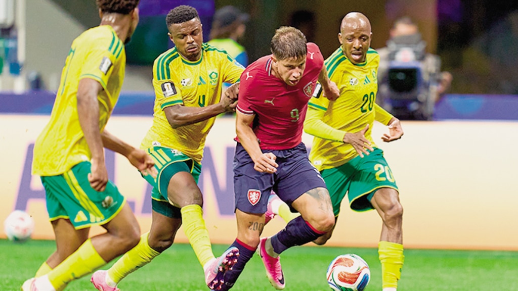ADAM HLOZEK conduce el balón ante tres rivales