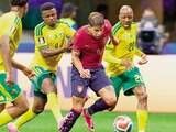ADAM HLOZEK conduce el balón ante tres rivales