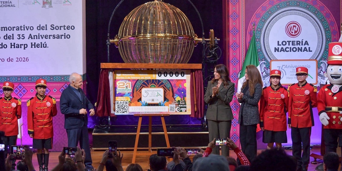Olivia Salomón y Alfredo Harp Helú encabezan la develación del billete conmemorativo en el Teatro de Lotería Nacional.