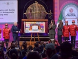 Olivia Salomón y Alfredo Harp Helú encabezan la develación del billete conmemorativo en el Teatro de Lotería Nacional.