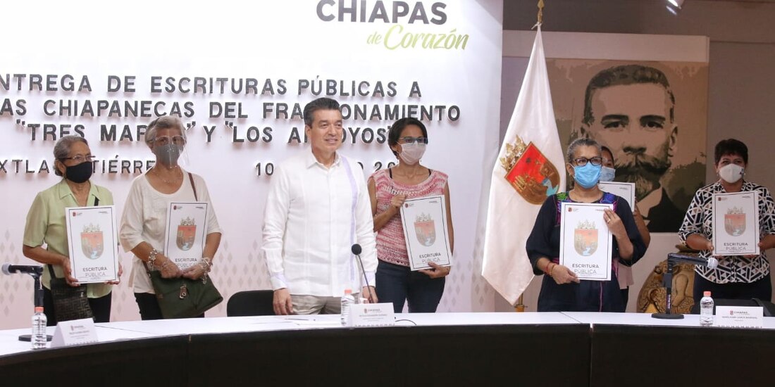 El gobernador Rutilio Escandón, en entrega de escrituras.