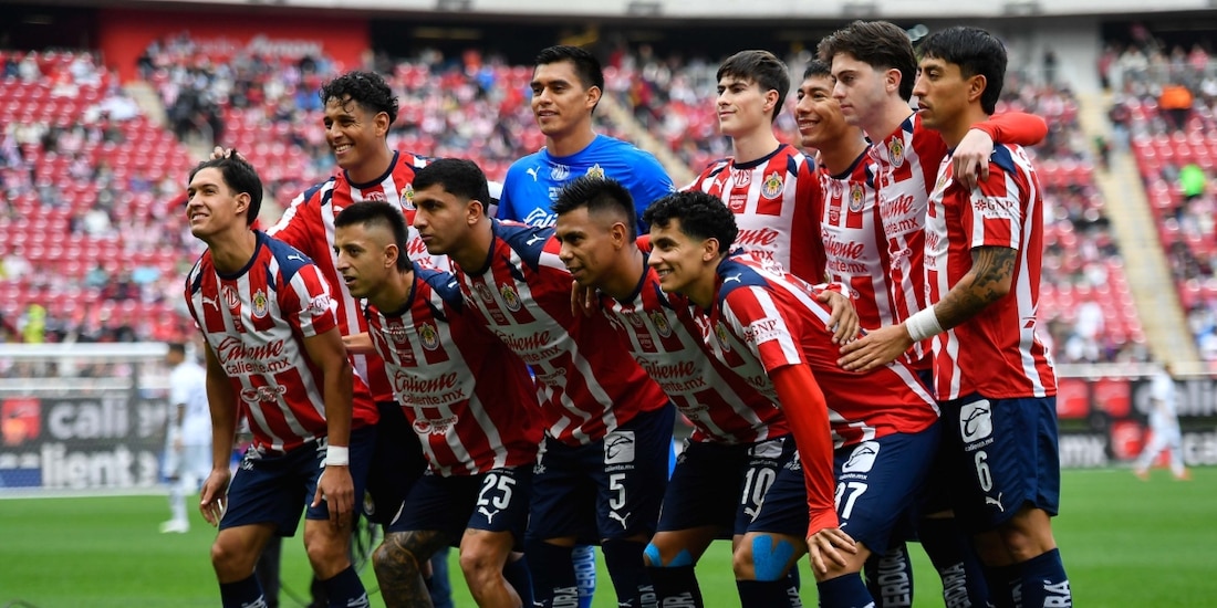 Jugadores de Chivas antes de un partido de la Liga MX