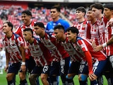 Jugadores de Chivas antes de un partido de la Liga MX