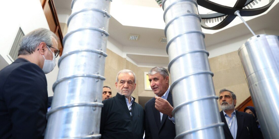 El presidente de Irán, Masoud Pezeshkian, y el jefe de la Organización de Energía Atómica, Mohammad Eslami, ayer, en Día Nacional de la Tecnología Nuclear.