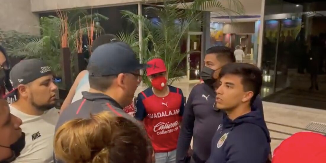 Fernando Beltrán habla con aficionados de las Chivas.