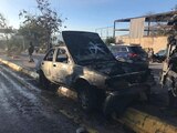 En estas condiciones quedó el auto de alquiler que fue incendiado en calles de la capital de Guerrero, ayer.