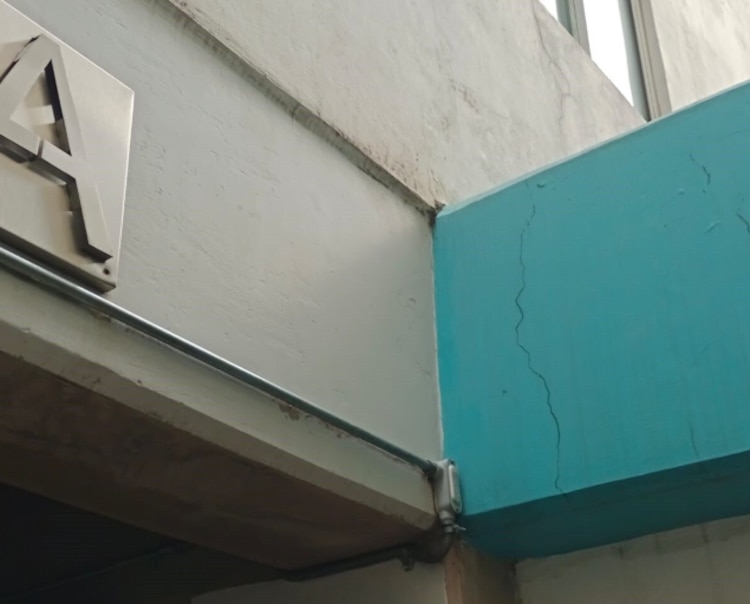 En las trabes también hay grietas visibles, que se extienden hasta las paredes de los apartamentos.