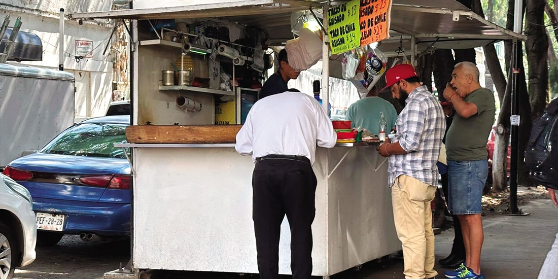 Consumidores asiduos a estos negocios aún los visitan, pese a la nueva ubicación.