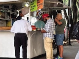 Consumidores asiduos a estos negocios aún los visitan, pese a la nueva ubicación.