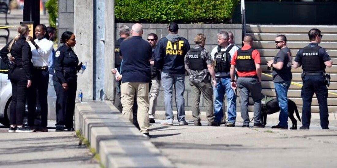 Miembros de la Policía Metropolitana de Louisville y agentes federales de la ATF se reúnen fuera del edificio del Old National Bank en Louisville, Kentucky, el lunes 10 de abril de 2023, tras un tiroteo en el banco que mató e hirió a varias personas. El presunto autor de los disparos también murió