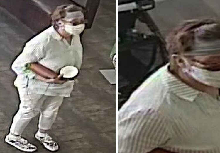 La mujer se retira el cubrebocas para toser encima de un bebé de 1 año.