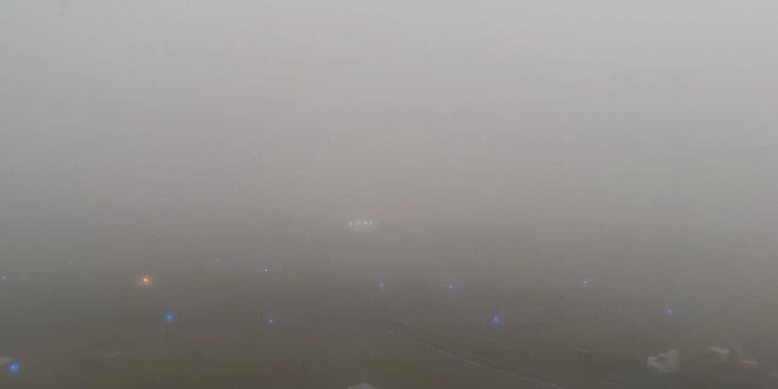 Niebla en la pista de aterrizaje del AICM.