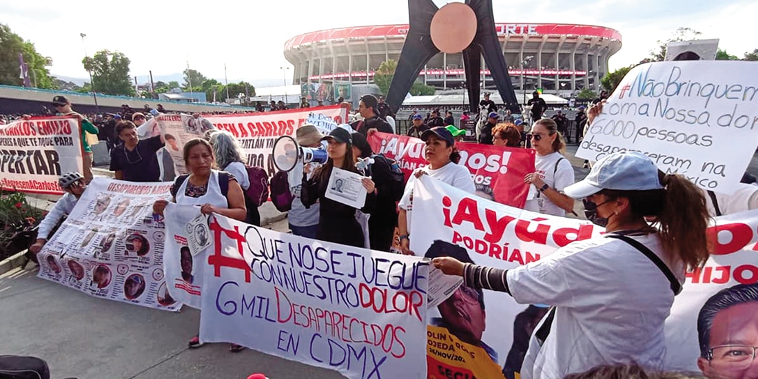 Madres buscadoras protestan frente al Estadio Banorte, el sábado.