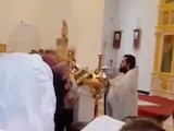 Sacerdote bendice a sus feligreses a manguerazos (VIDEO)