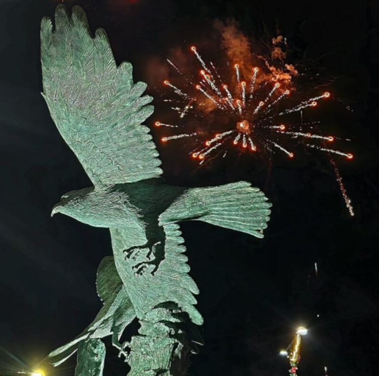 Pueblos hermanos, pieza develada en 2024, en Quetzaltenango, Guatemala.