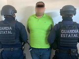 Policías presentan ante el Ministerio Público al detenido en Ensenada.
