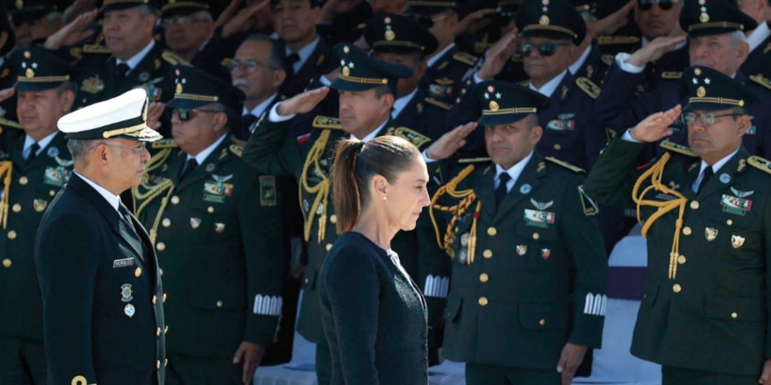 LA PRESIDENTA, ayer, recibe el saludo de personal de la Fuerza Aérea